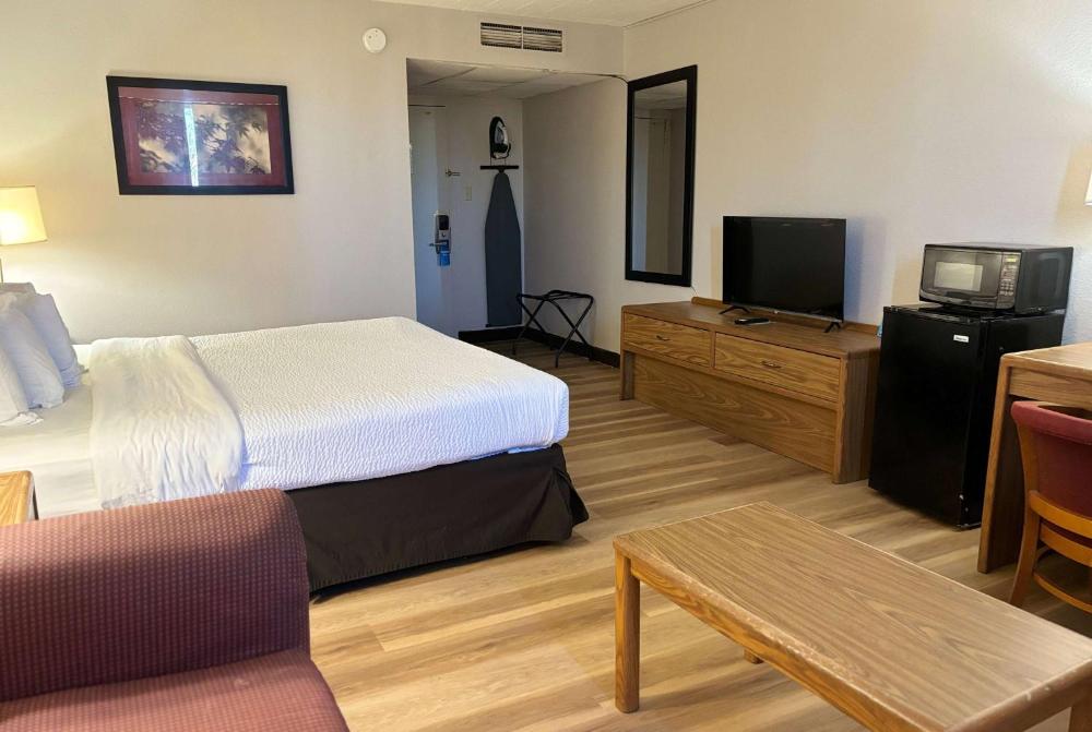 King Room with Mobility Access and Bathtub with Grab Bars, Non-Smoking interior