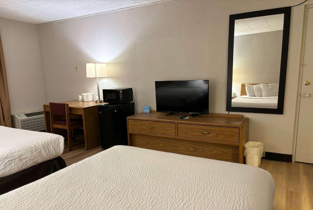 Double Room with Bathtub w/Grab Bars - Mobility Accessible/Non-Smoking interior