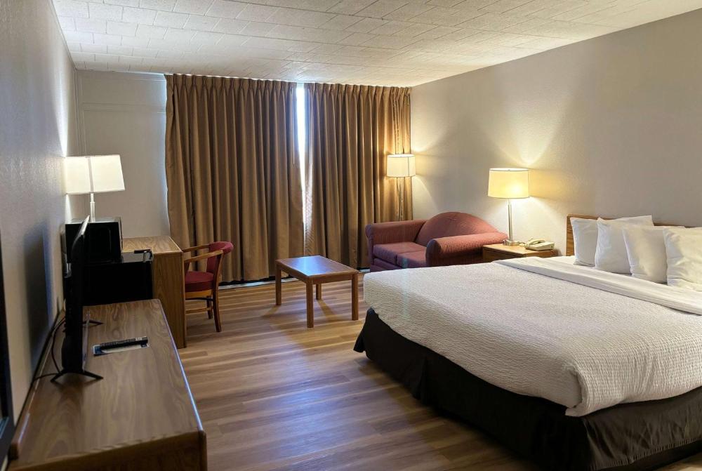 Deluxe King Room - Non-Smoking interior